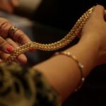 Read more about the article India Asks Locals to Pause Gold Buying in Bid to Shore Up FX Defenses