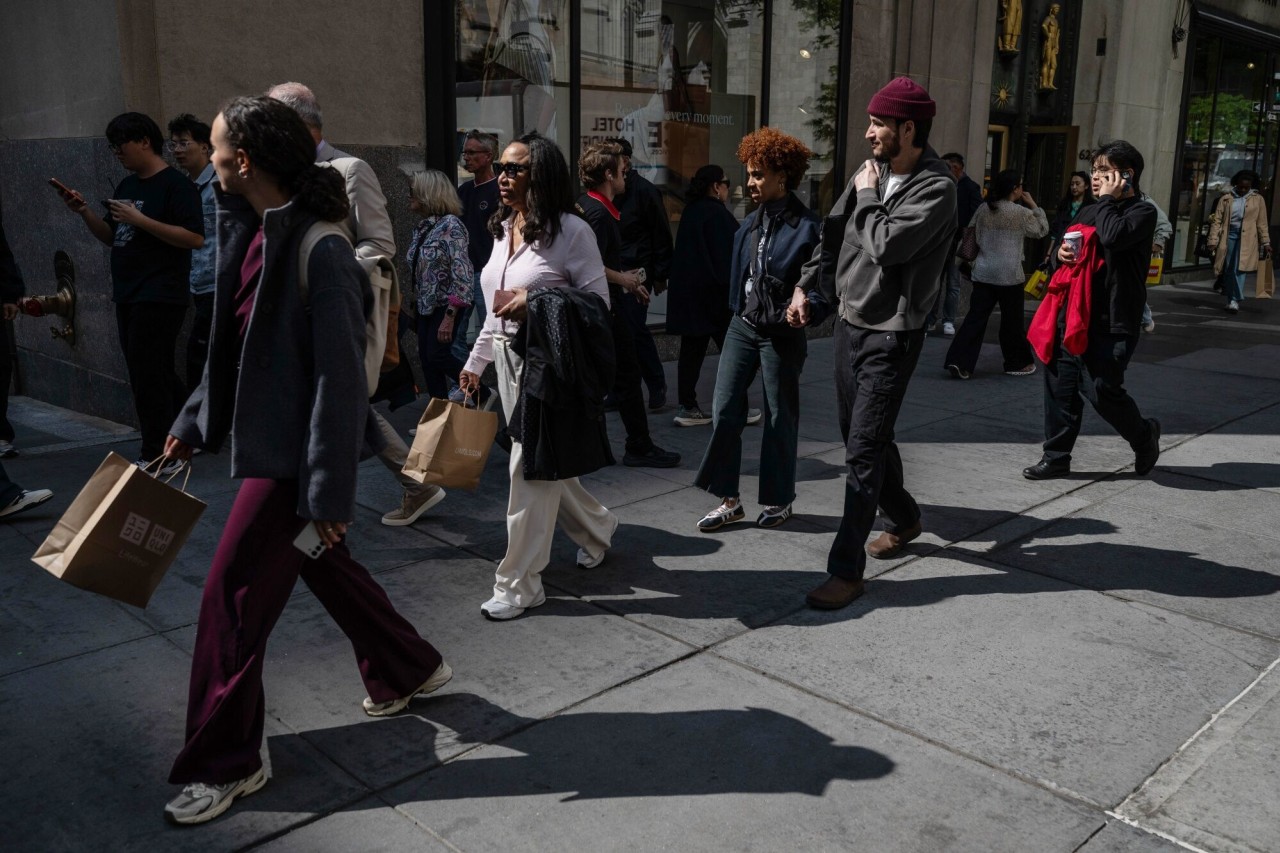 You are currently viewing Consumer Sentiment Drops to New Low, University of Michigan Survey Finds
