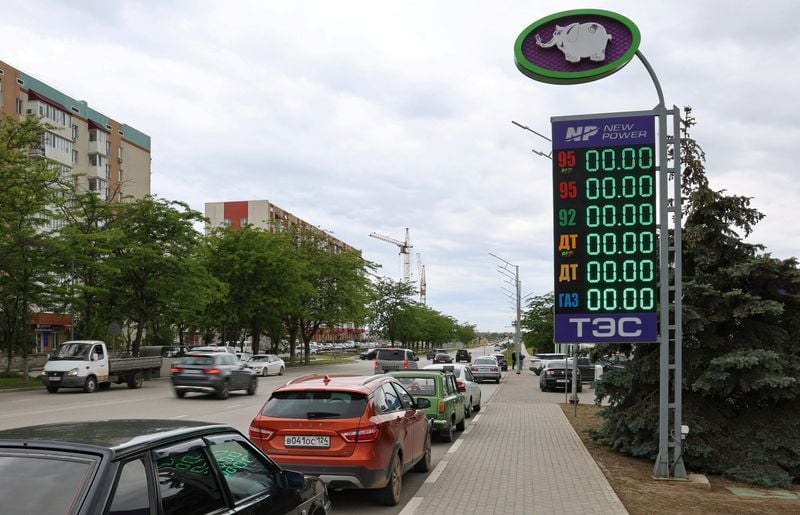 You are currently viewing Drivers in Russian-controlled Crimea grapple with gasoline shortages