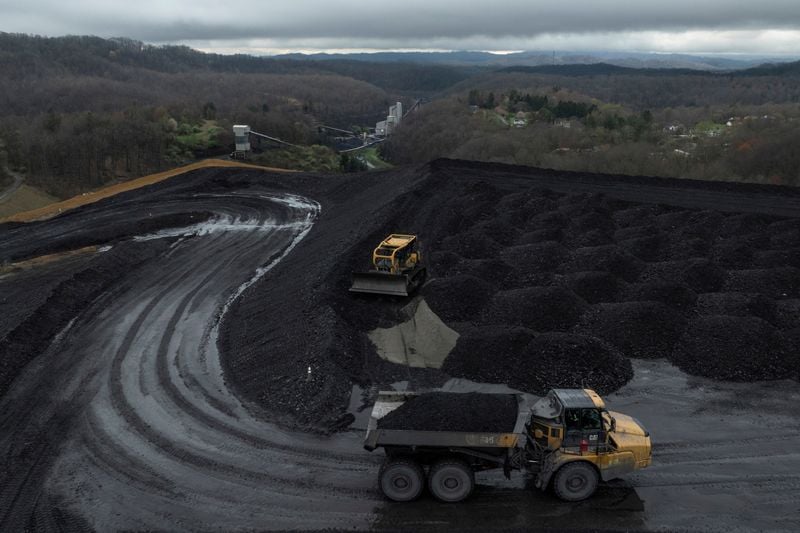 You are currently viewing Trump plans $700 million in new coal support, White House official says