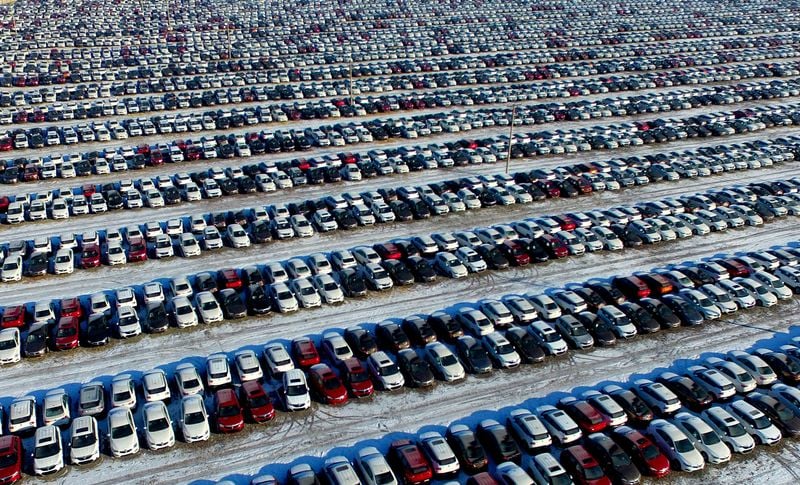 You are currently viewing China car sales downturn extends into May as VW tests EV revamp