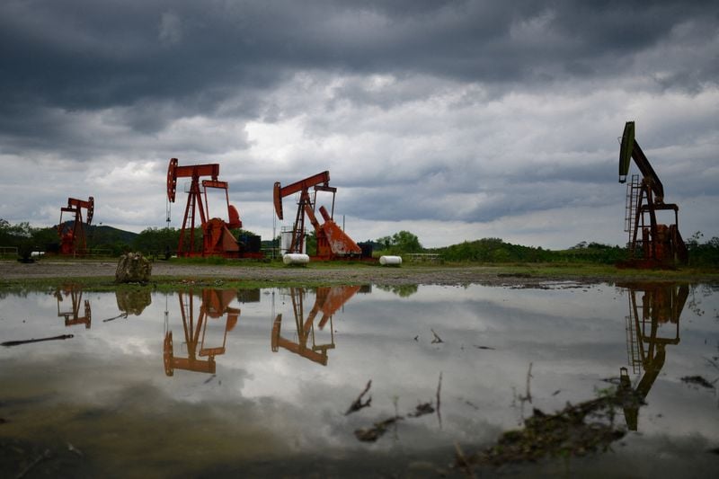 You are currently viewing Oil rises slightly as investors await clarity after Iran-Israel halt attacks