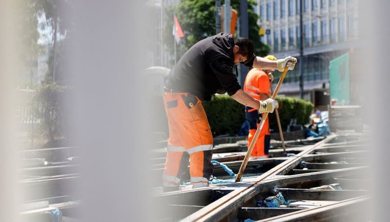 You are currently viewing German construction sector says downturn not over, urges faster action