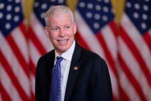 Read more about the article US military helping move 7 million barrels of oil per day out of Persian Gulf, Wright says