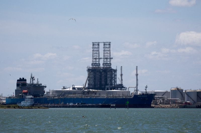 You are currently viewing Tired of chaos, investors retreat from oil market at record pace