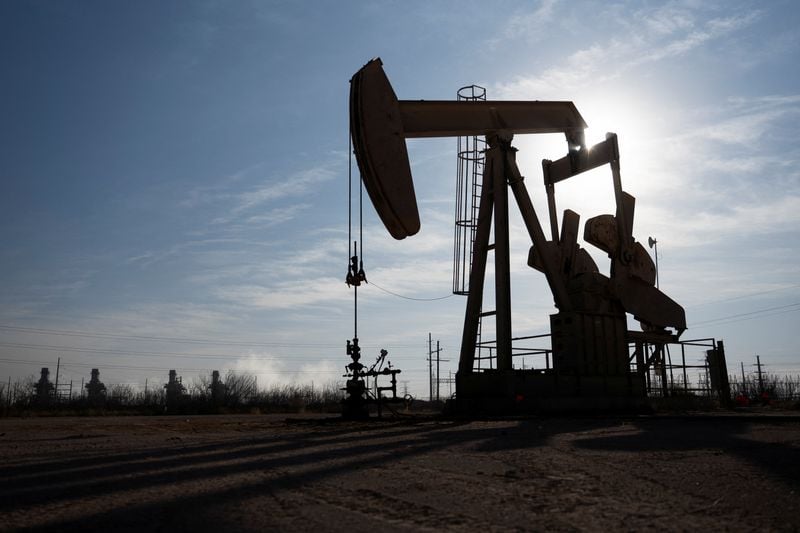 You are currently viewing Oil prices fall 5% to 3-month low on hopes Strait of Hormuz will open