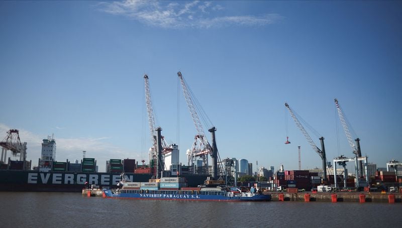 You are currently viewing Argentina’s May trade surplus expected at $2 billion, helped by oil and farm exports