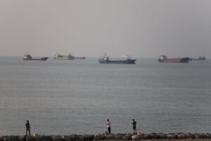 Read more about the article Shipping slows after Iran says it has again shut the Strait of Hormuz