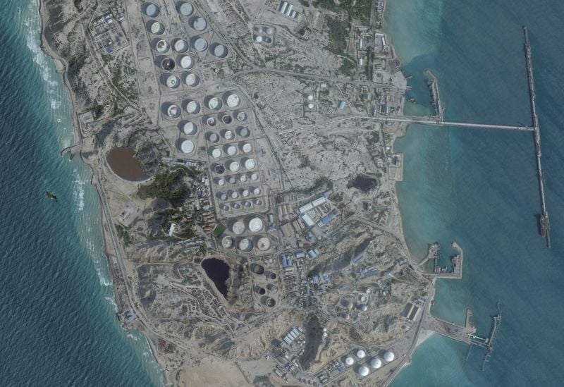 You are currently viewing US authorizes Iranian oil sales amid talks on final peace deal