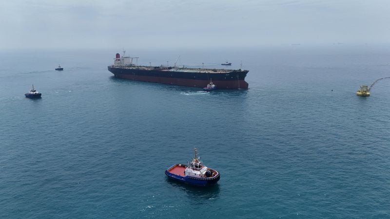 You are currently viewing Oil prices extend decline on expectations of smoother crude flows via Hormuz