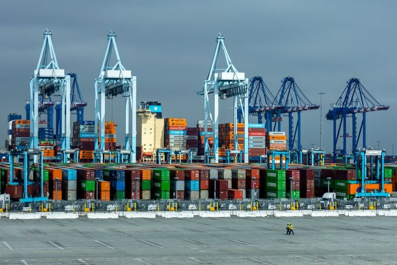 You are currently viewing US goods trade deficit widens sharply in May on imports