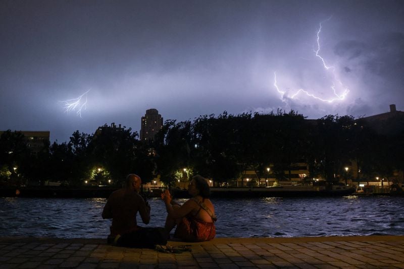 You are currently viewing Record heatwave disrupts Europe as France warns death toll to rise