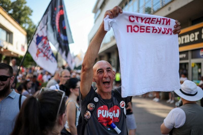 You are currently viewing Serbians to keep up protest after President Vucic says he will step down