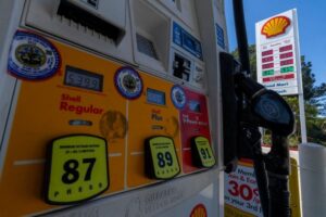 Read more about the article Trump urges gasoline retailers to lower prices, warns of ’big problems’ if they don’t