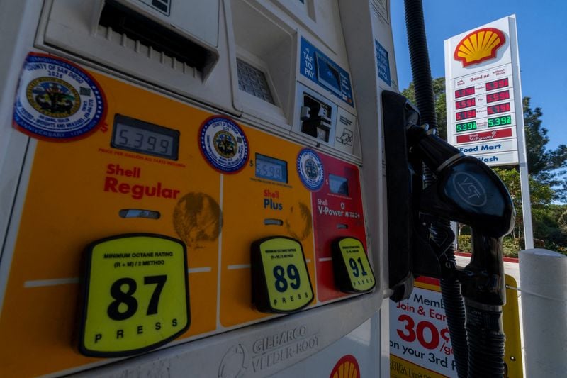 You are currently viewing Trump urges gasoline retailers to lower prices, warns of ’big problems’ if they don’t