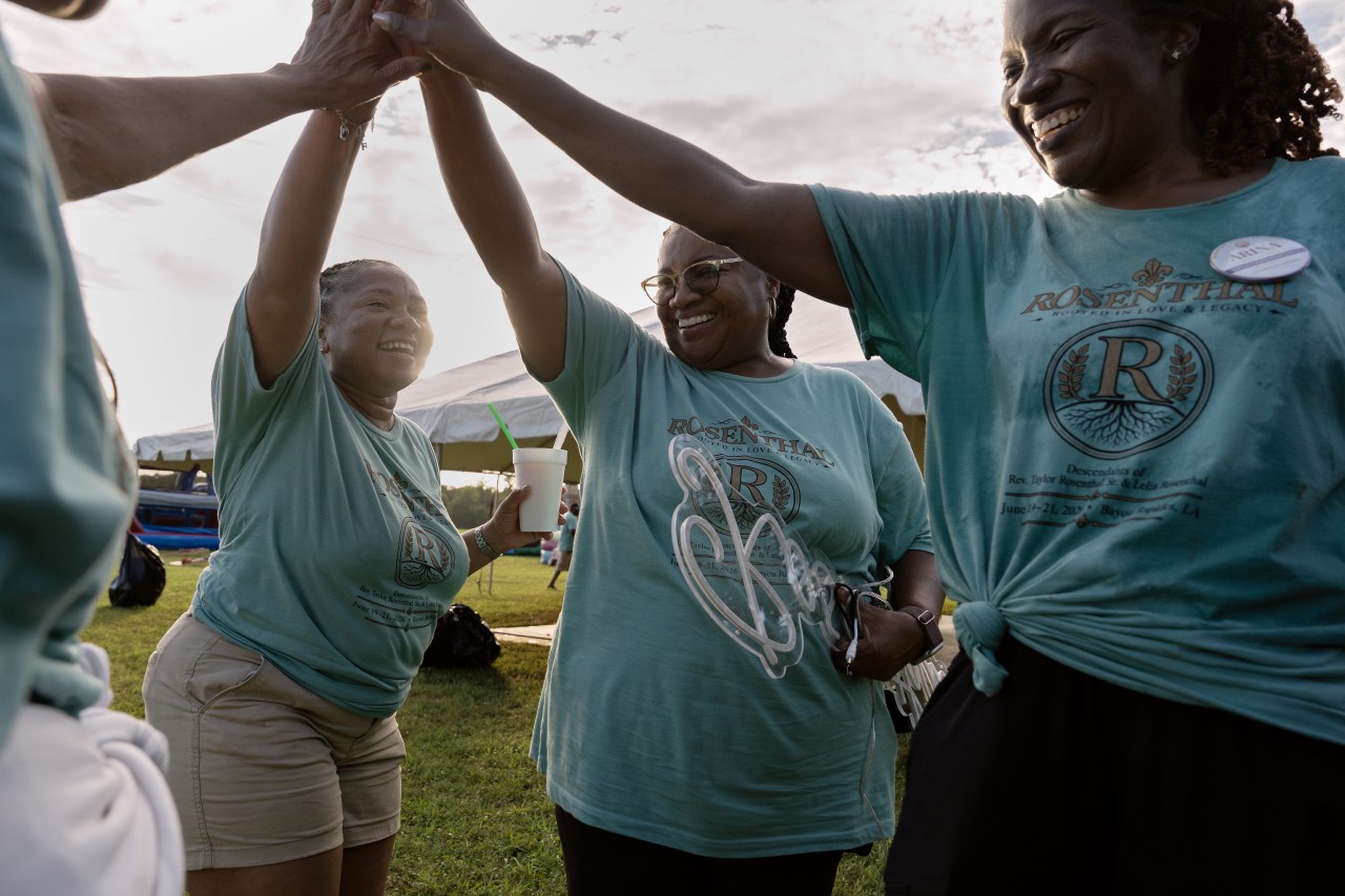 You are currently viewing This year’s family reunion: matching T-shirts, BBQ—and financial advice