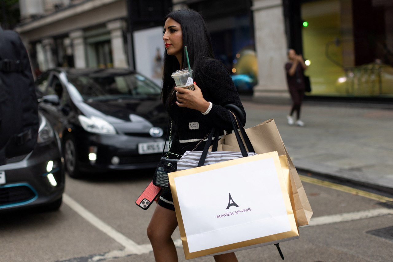 You are currently viewing U.K. Consumer Confidence Remains Close to Multiyear Lows