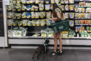 Read more about the article Some 51% of U.S. adults feel financially “conflicted,” experiencing both stability and uncertainty, according to a new survey