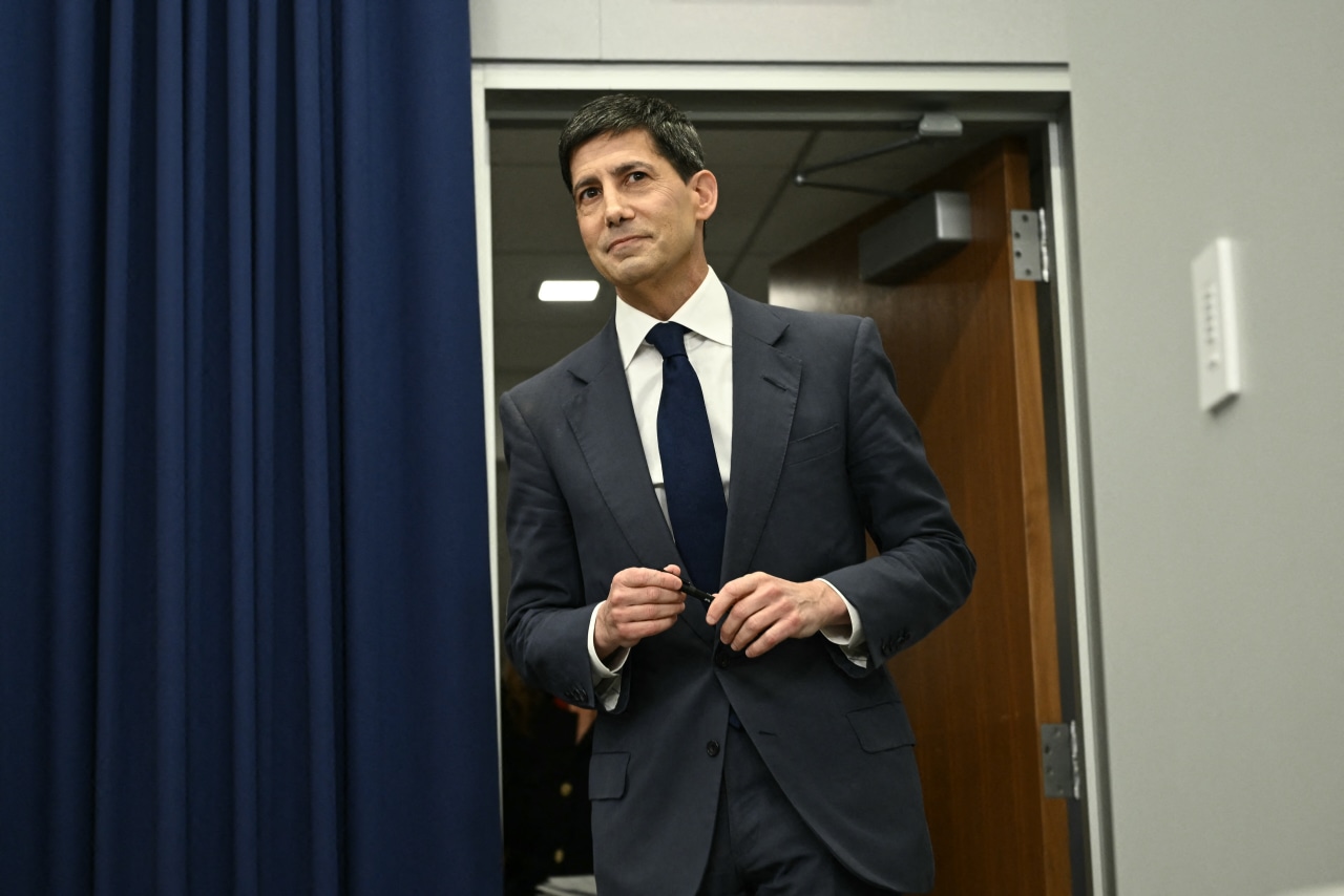 You are currently viewing At Kevin Warsh’s first meeting as chairman, the Fed left rates steady as more officials signaled a need to raise rates this year