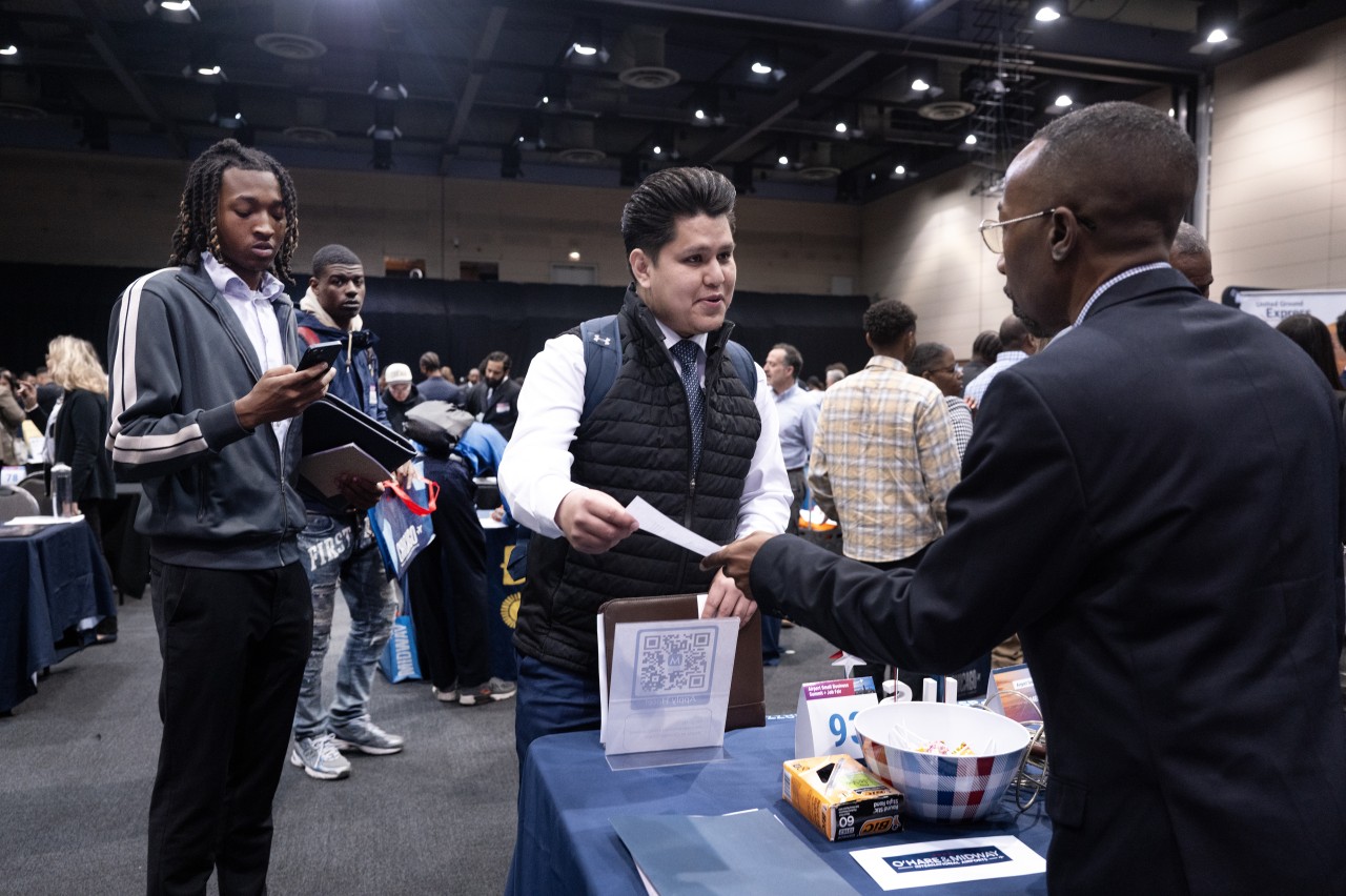 You are currently viewing The U.S. added 172,000 jobs in May, the Labor Department said Friday, beating expectations. The unemployment rate stayed unchanged at 4.3% in May