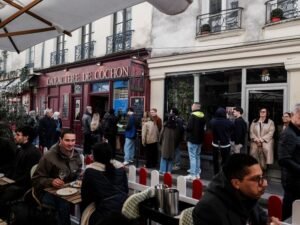 Read more about the article French services sector contracted in June by more than forecast, PMI shows