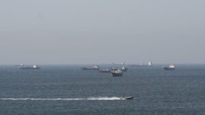 Read more about the article Four oil and gas tankers turn back from Hormuz strait after vessel attacks
