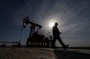 Read more about the article Oil rises more than a dollar per barrel as US launches fresh strikes against Iran