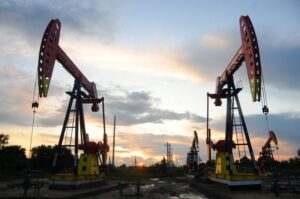 Read more about the article Oil edges lower, but heads for weekly gain as Middle East supply risks persist