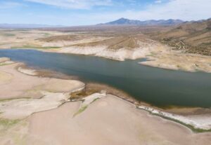 Read more about the article In US West, drought pits farms against towns, industry in scramble for water