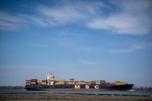 Read more about the article Canada Goods-Trade Surplus Widens to Most in Four Years With Record Exports