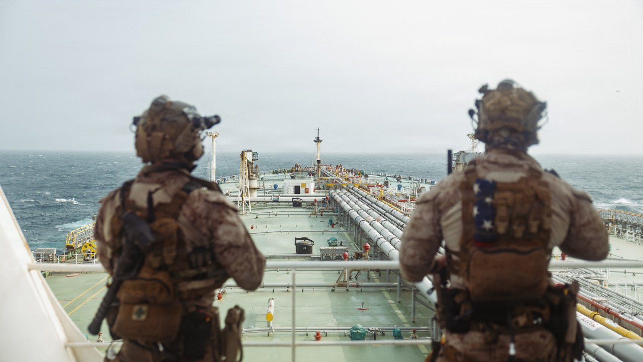 You are currently viewing Oil Surges as Fresh Middle East Strikes Threaten Fragile Diplomacy