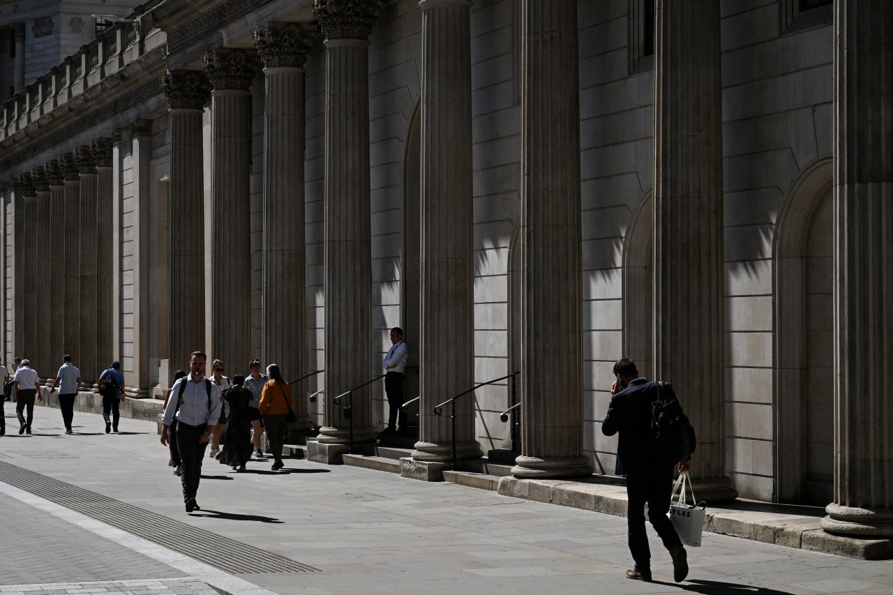 You are currently viewing The Bank of England left its key interest rate unchanged while signaling its readiness to raise borrowing costs should high energy prices threaten to a broad pickup in inflation