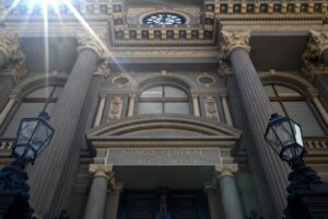 Read more about the article Moody’s Upgrades Argentina to B3 From Caa1, Changes Outlook to Positive From Stable