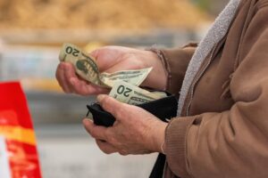 Read more about the article Working-class Americans have experienced a paycheck bump in recent months after tax breaks and some signs of faster earnings growth, certain data suggest