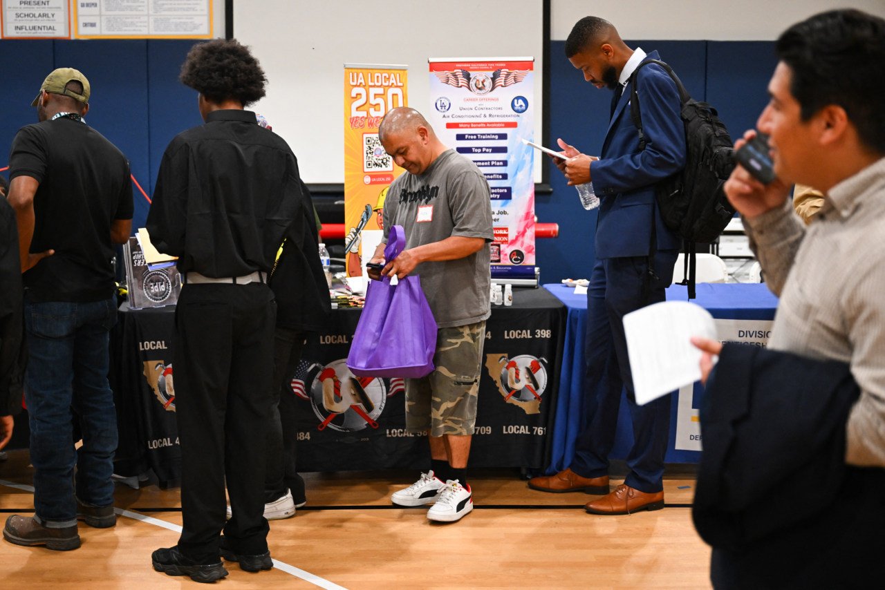 You are currently viewing U.S. lost 23,000 jobs in July, while unemployment ticked lower