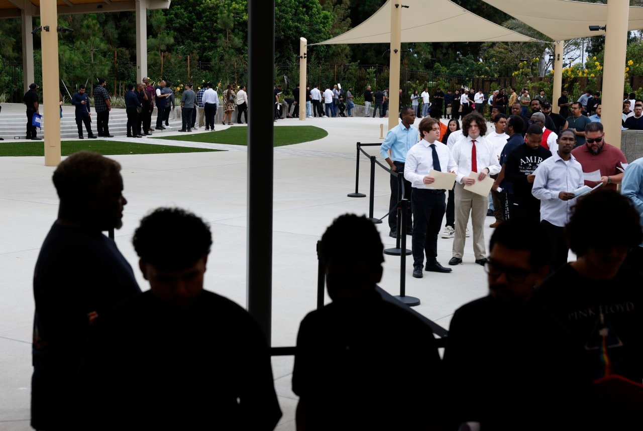 You are currently viewing A smaller supply of potential workers is keeping unemployment low, but it is a challenge for the economy at large