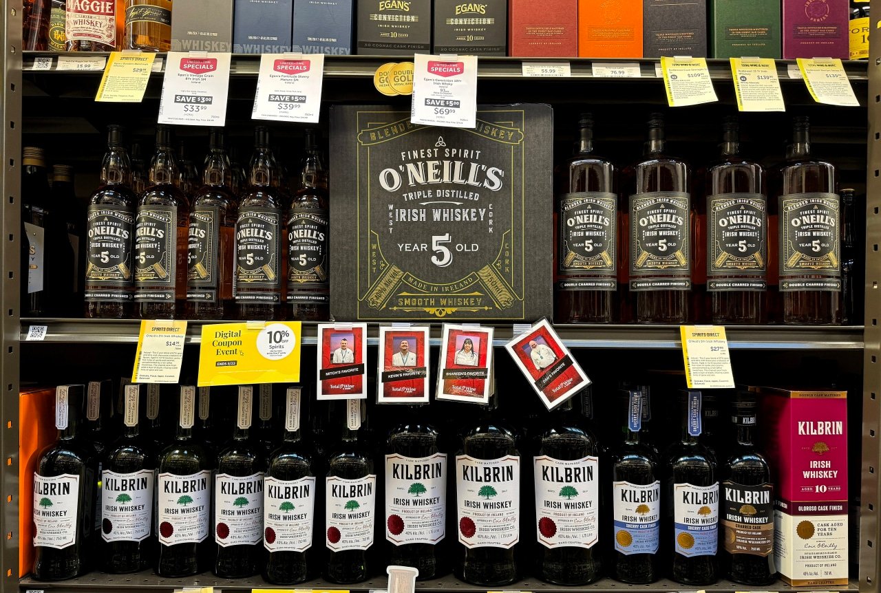 You are currently viewing President Trump made a surprise trade announcement at the Irish Open golf tournament, saying he plans to rescind the U.S.’s 10% tariff on Irish whiskey