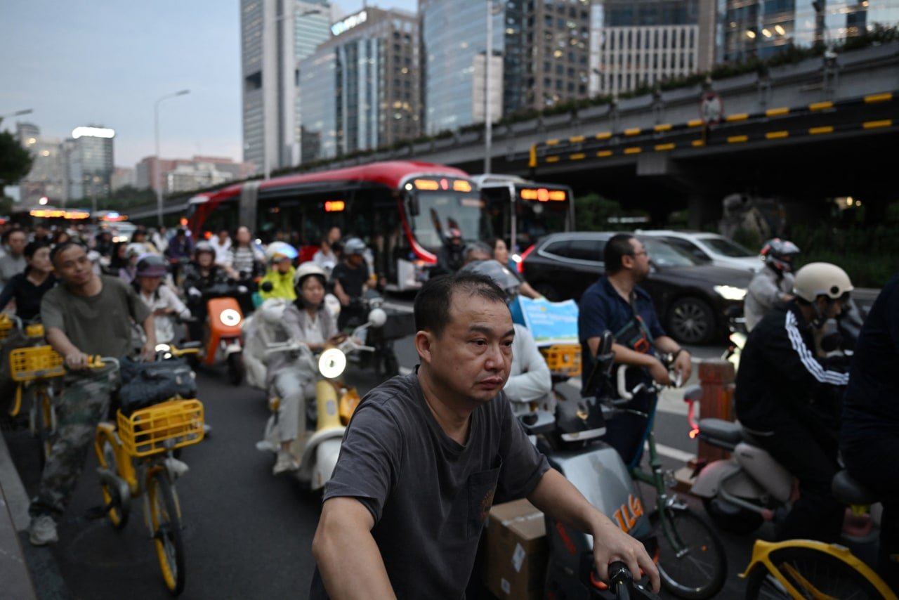 You are currently viewing China’s export boom masks deep economic problems at home, dragged down by gloomy consumer sentiment and a real estate slump