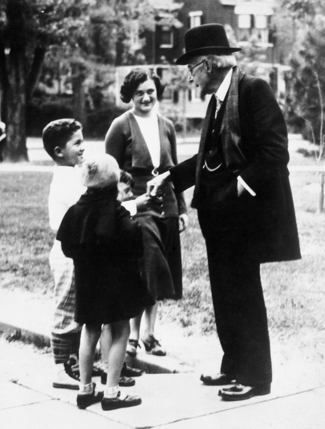 You are currently viewing The world’s richest people have discovered a new way to give their money away: a couple hundred bucks to one kid at a time. 