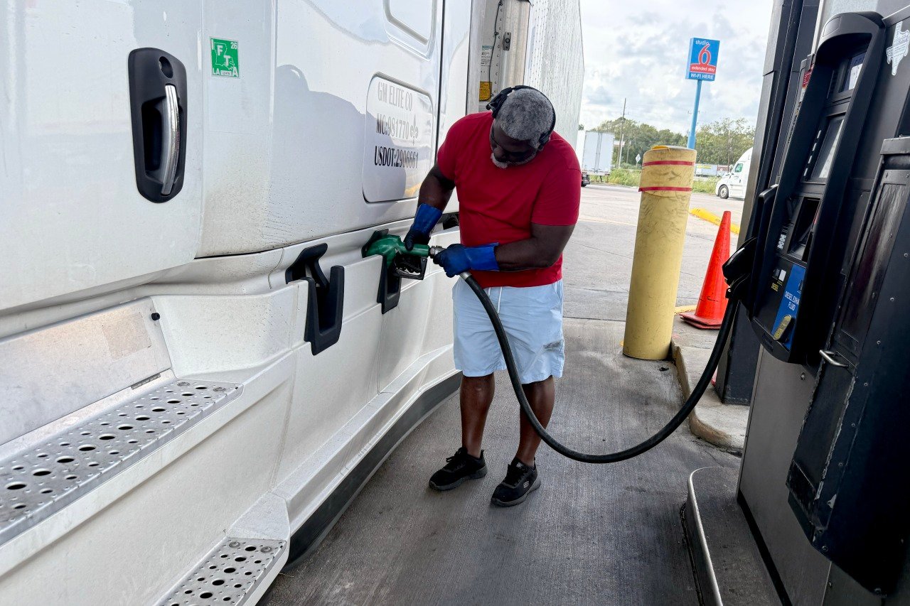 You are currently viewing Record diesel prices are squeezing truckers, driving up costs and leaving independent drivers struggling to make ends meet