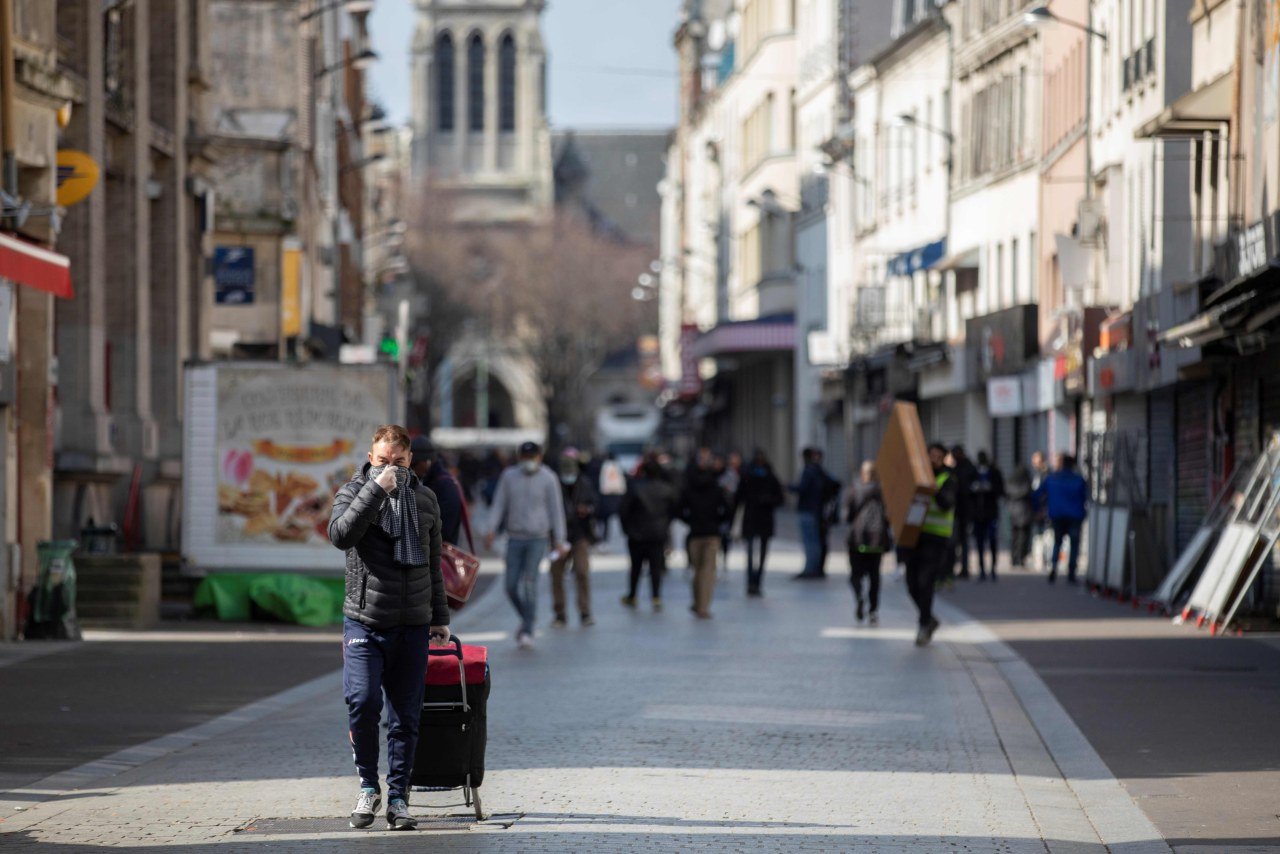 You are currently viewing French Economy Shrinks as Debt Worries Mount