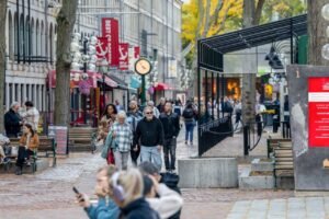 Read more about the article U.S. economic growth picked up steam in the third quarter, exceeding economists’ expectations amid a surge in business investment and strong consumer spending