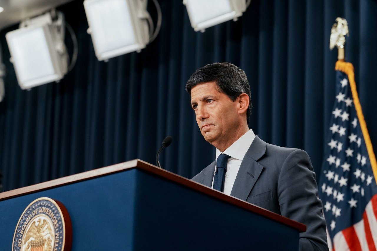 You are currently viewing Fed Chairman Kevin Warsh said higher rates are reaching the investment surge and that growth is broadening beyond it. The positions cut in opposite directions for where to set rates.